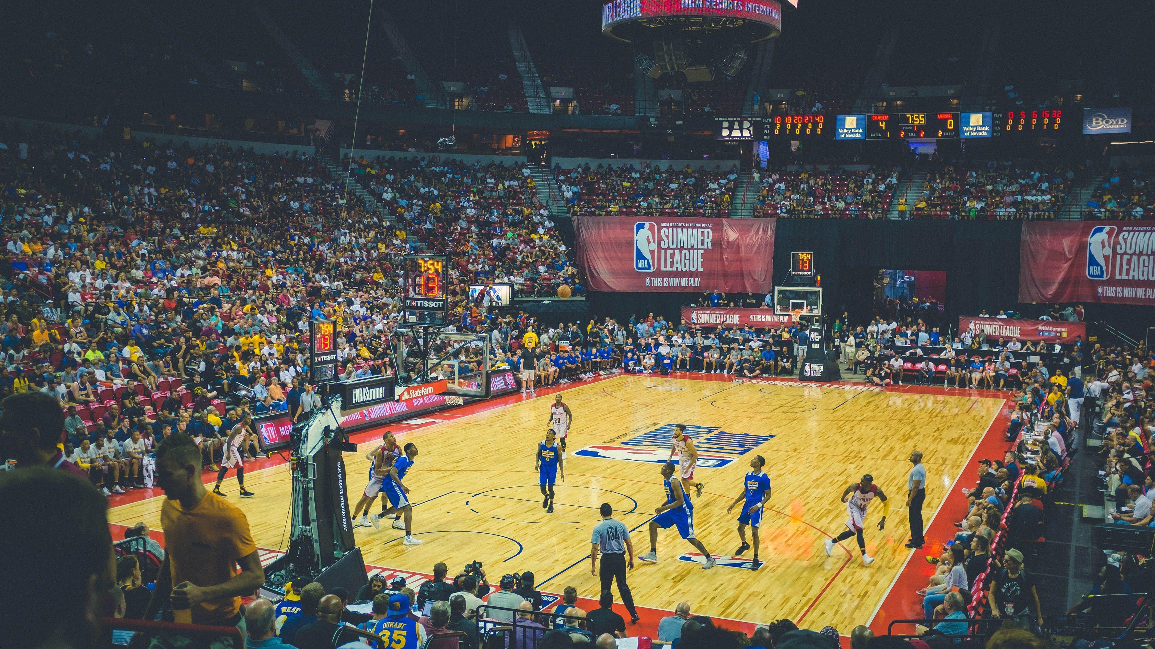 方博气炸熬夜解说樊振东欧冠首秀，东哥17分钟速胜直播提C罗引热议